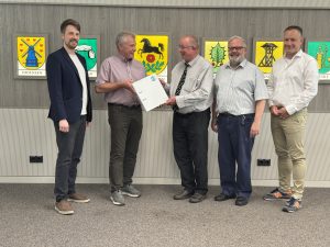 CDU Rosengarten übergibt umfangreichen Bewerbungsordner – Schwergewicht für die Demokratie